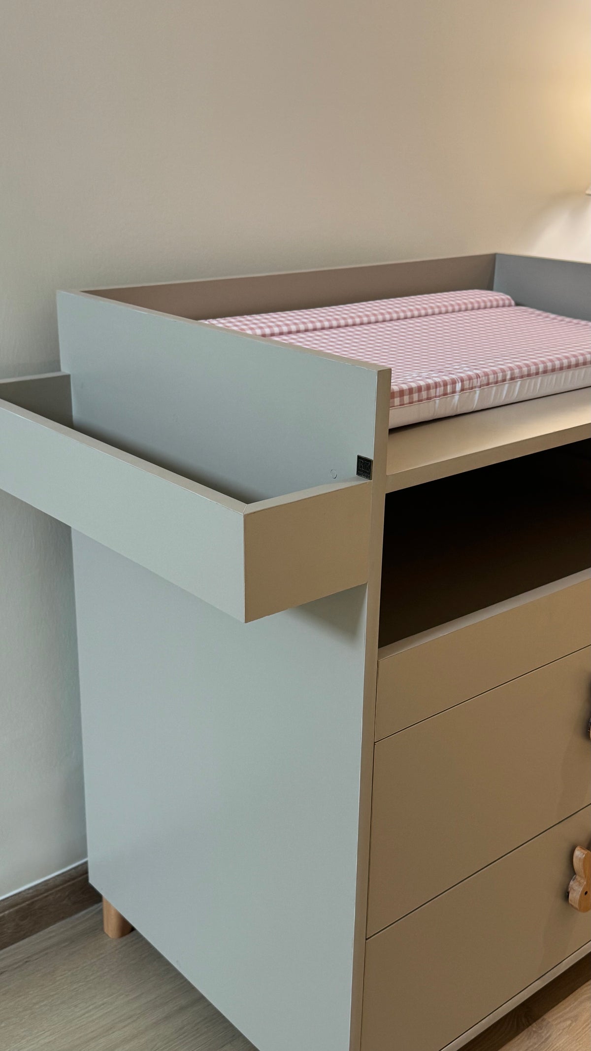Baby changing station | طاولة تبديل الأطفال