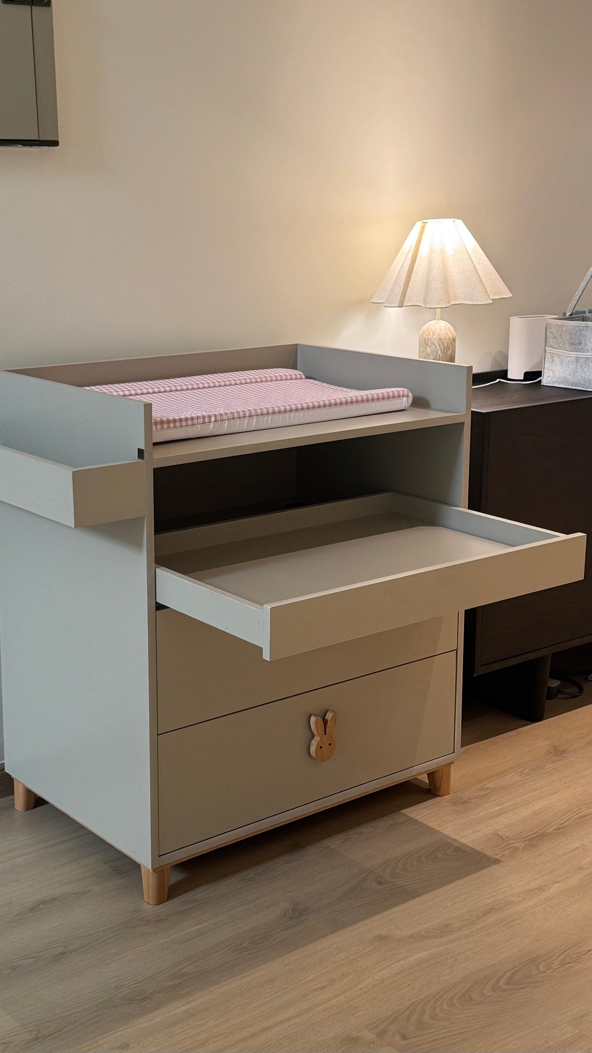 Baby changing station | طاولة تبديل الأطفال