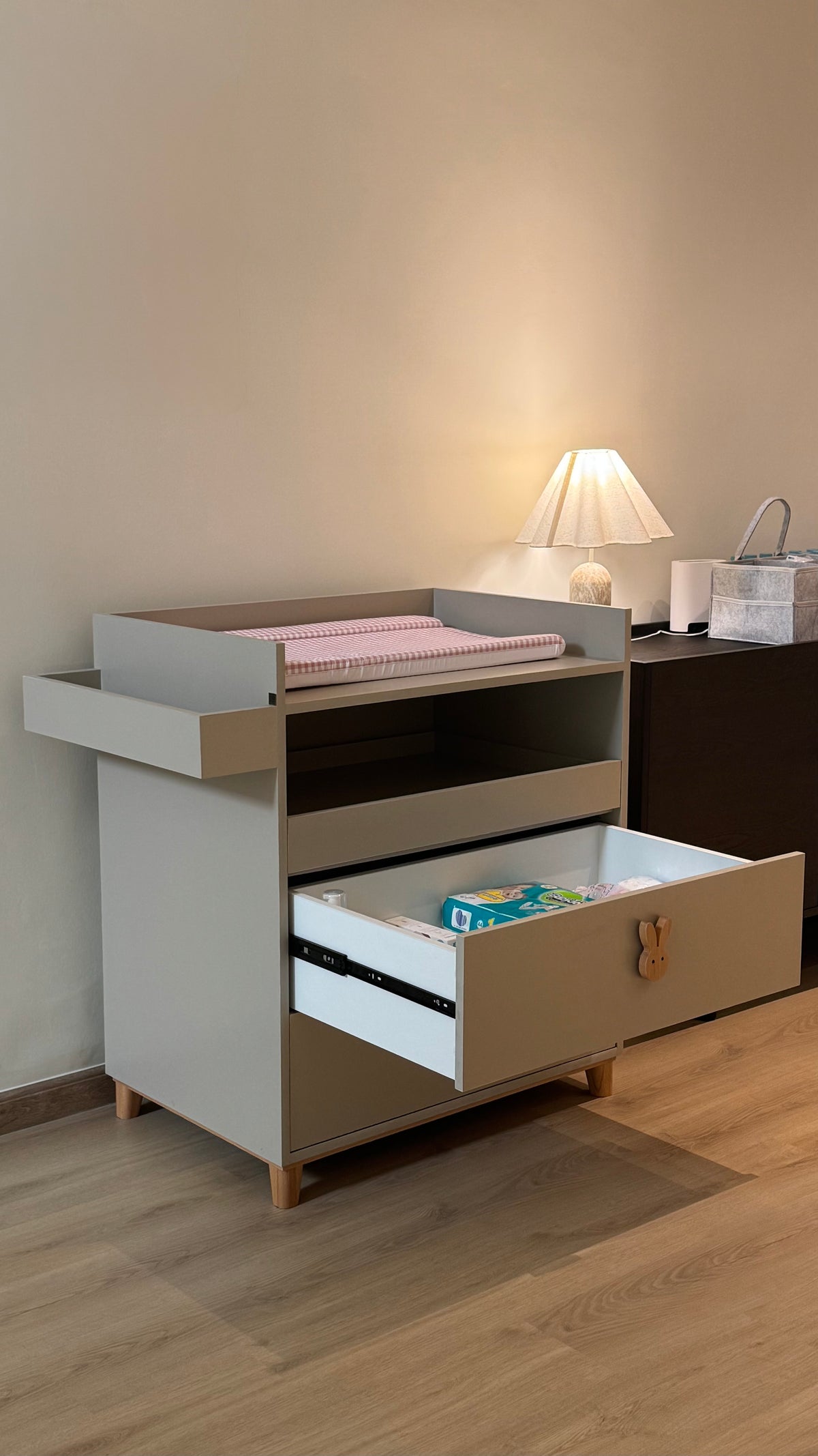 Baby changing station | طاولة تبديل الأطفال